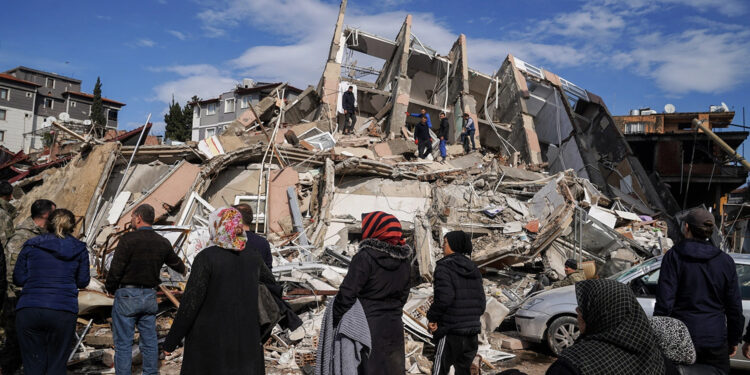 ہم گفتار کے نہیں کردار کے خوگر ہیں