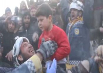 ملبے سے نکالا جانے والا شامی بچہ لوگوں کو دیکھ کر خوشی سے جھوم اٹھا