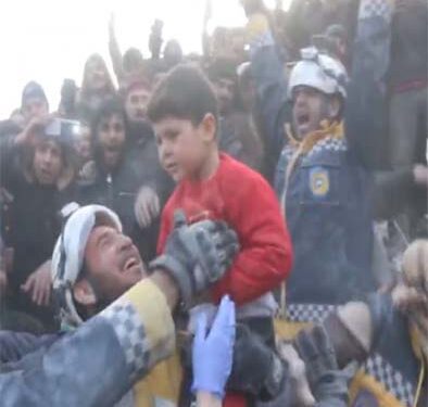 ملبے سے نکالا جانے والا شامی بچہ لوگوں کو دیکھ کر خوشی سے جھوم اٹھا