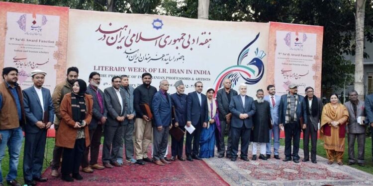 ایران کلچرہاؤس میں فارسی دانشوروں کو سعدی ایوارڈ سے نوازا گیا