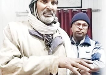 رکشہ والے نے ایمانداری کی مثال قائم کی، 25 لاکھ روپے سے بھرا بیگ پولس کے حوالے کر دیا