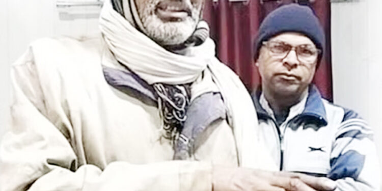 رکشہ والے نے ایمانداری کی مثال قائم کی، 25 لاکھ روپے سے بھرا بیگ پولس کے حوالے کر دیا