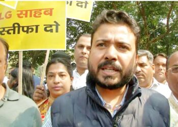 سپریم کورٹ کے حکم کے بعد ایل جی کے استعفیٰ کا مطالبہ کرتے ہوئے ’آپ‘کا احتجاج