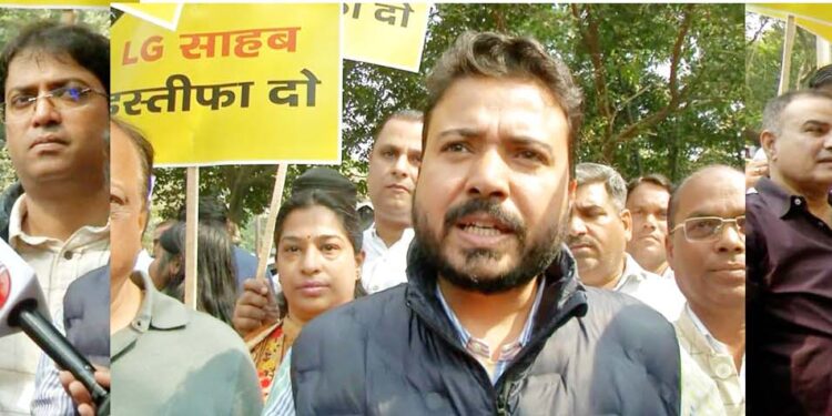 سپریم کورٹ کے حکم کے بعد ایل جی کے استعفیٰ کا مطالبہ کرتے ہوئے ’آپ‘کا احتجاج