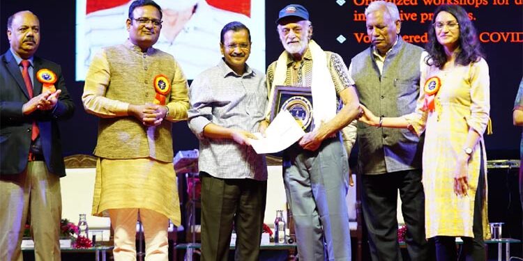 دہلی کے بزرگ شہریوں کو کجریوال نے ’سینئر آنر‘ سے نوازا