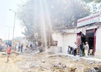 رات کے اندھیرے میں تاریخی مسجد جھیل پیائوکے ایک حصہ کو شہید کردیاگیا