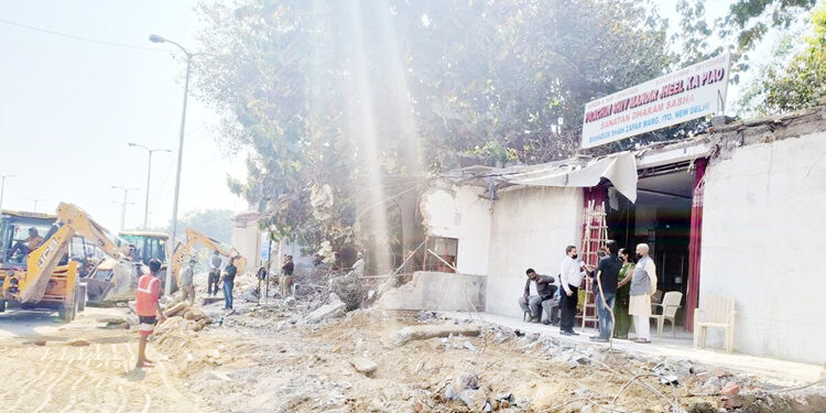 رات کے اندھیرے میں تاریخی مسجد جھیل پیائوکے ایک حصہ کو شہید کردیاگیا