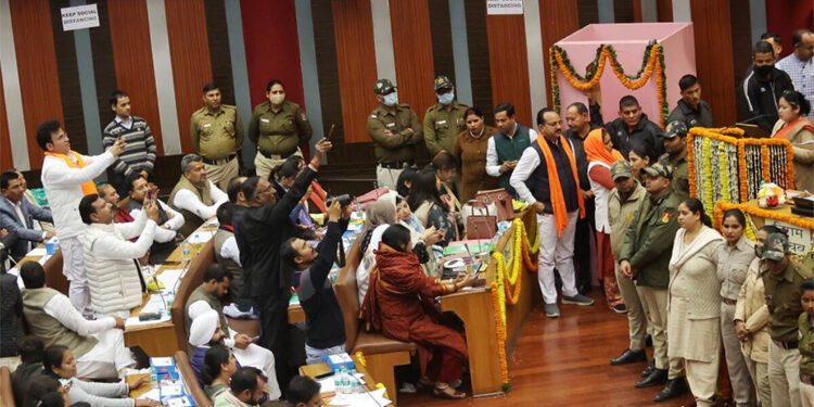 پورے دن چلے ڈھائی کوس