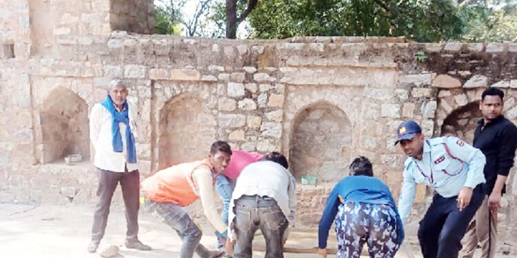 محکمہ آثار قدیمہ نے مسجد سہیل والی کا سازوسامان پھینکا