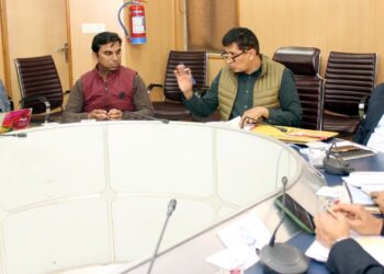 ڈی جے بی کے نائب صدر بھاردواج نے میٹنگ کی اور بل سسٹم میں بہتری، پانی کی پیداوار میں اضافہ اور سیوریج پروجیکٹوں کا جائزہ لیا