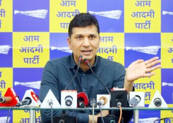 دہلی والوں کے کام کو روکنے والوں کے بچاؤ میں اترے ایل جی: بھاردواج