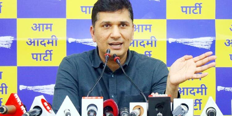 دہلی والوں کے کام کو روکنے والوں کے بچاؤ میں اترے ایل جی: بھاردواج