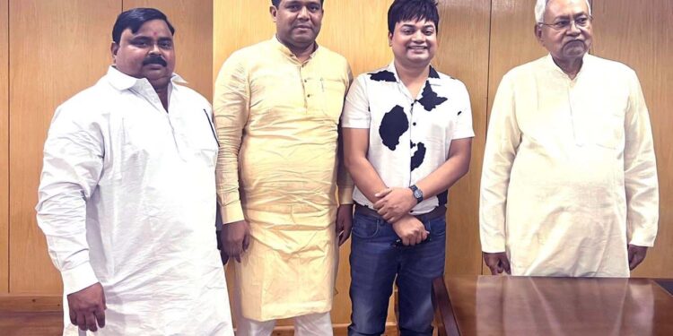 ڈاکٹر خالد انور کی قیادت میں فلم اداکارمنوج کمار کی وزیر اعلیٰ سے ملاقات