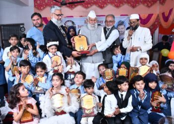 ڈاکٹر شفیق الرحمن برق کے بدست طلبہ وطالبات کو انعامات کی تقسیم