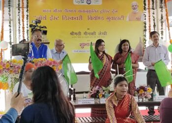 وزیر مملکت میناکشی لیکھی نے شمال مشرق کے لیے بھارت گورو ٹرین کو ہری جھنڈی دکھائی