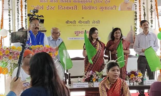 وزیر مملکت میناکشی لیکھی نے شمال مشرق کے لیے بھارت گورو ٹرین کو ہری جھنڈی دکھائی