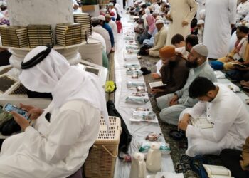 مسجد نبوی ﷺمیں افطاری کے دسترخوان پر