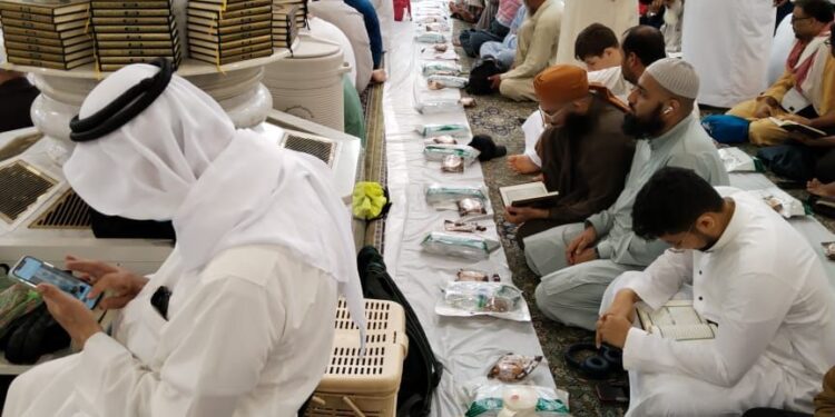 مسجد نبوی ﷺمیں افطاری کے دسترخوان پر