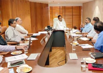 وزیر محنت نے عہدیداروں کے ساتھ محکمہ کے کام کاج کا جائزہ لیا