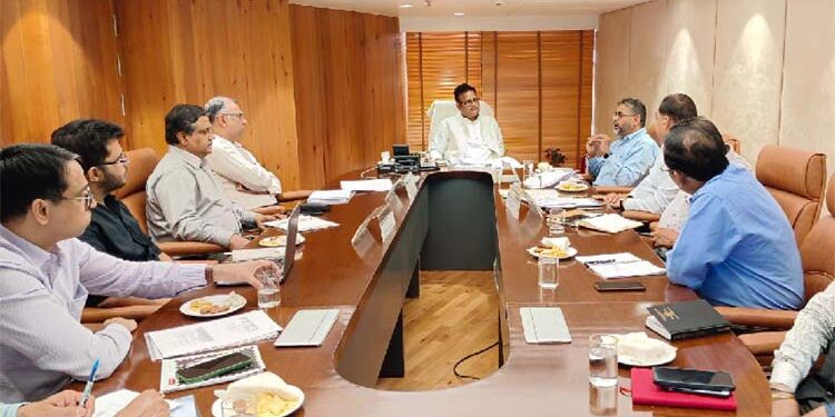 وزیر محنت نے عہدیداروں کے ساتھ محکمہ کے کام کاج کا جائزہ لیا