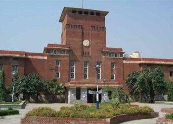 ڈی یوکیمپس میں کھیلی ہولی تو جنسی ہراسانی کے تحت کارروائی کی جائیگی