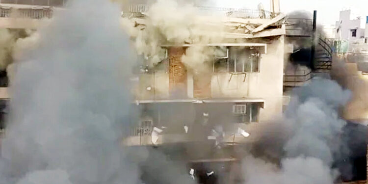 دہلی میں آتشزدگی سے تین منزلہ عمارت گر ی