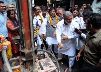 عمران حسین نے پانی کی نئے بورنگ کا افتتاح کیا