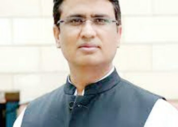 میئر کو کچرا ہٹانے کےلئے کارروائی کرنی چاہیے