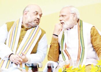 کھسکتی سیاسی زمین اور ’مودی متر منڈلی‘