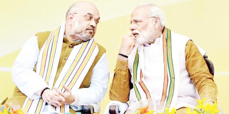 کھسکتی سیاسی زمین اور ’مودی متر منڈلی‘