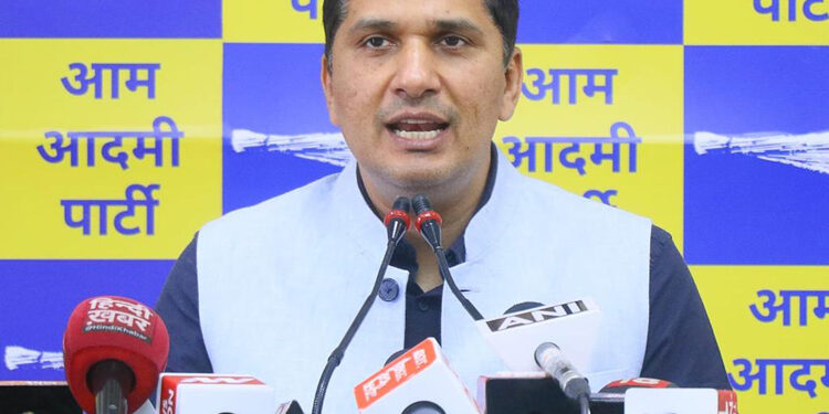 منیش سسودیا پر جھوٹے اعتراف نامہ پر دستخط کرنے کےلئے دباؤ ڈالا جا رہا ہے: سوربھ بھاردواج