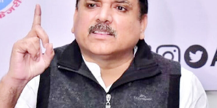 راج بھون میں رہنے والے خود کو بادشاہ سمجھنے لگے ہیں : سنجے سنگھ