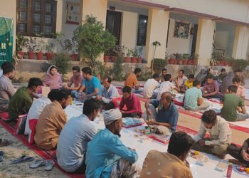 وزن 2026 نے اوکھلا کے کوڑے والوں کو افطار پارٹی دی
