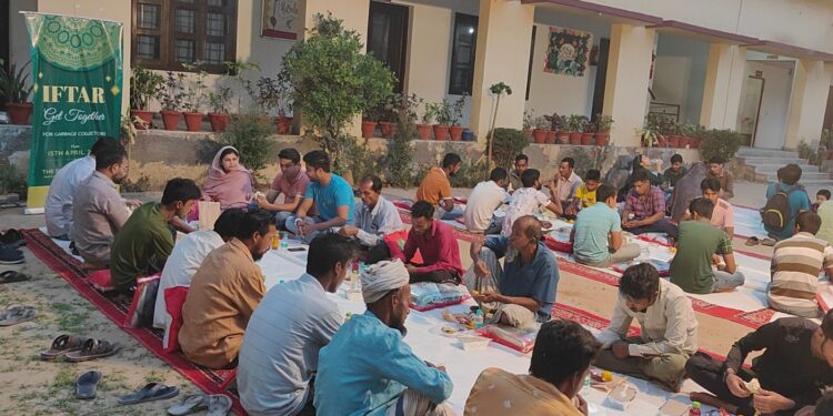 وزن 2026 نے اوکھلا کے کوڑے والوں کو افطار پارٹی دی