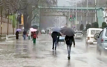 وادی کشمیر میں خراب موسمی صورتحال بدستور جاری، سرینگر سمیت دیگر علاقوں میں زبردست بارش