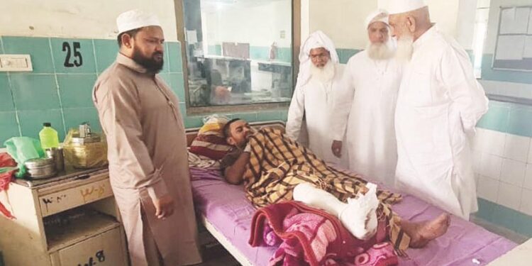 جمعیۃ علماء ہند کے وفد کی ساندل گاؤں کے زخمی نمازیوں سے ملاقات