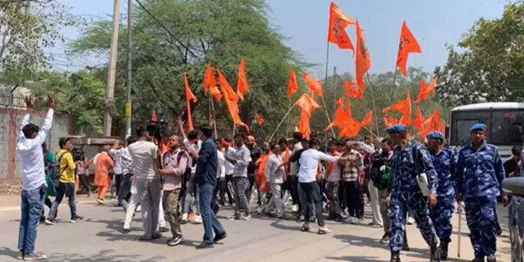 سخت حفاظتی انتظامات کے درمیان جہانگیر پوری میں شوبھا یاترا، علاقہ چھاؤ نی میں تبدیل