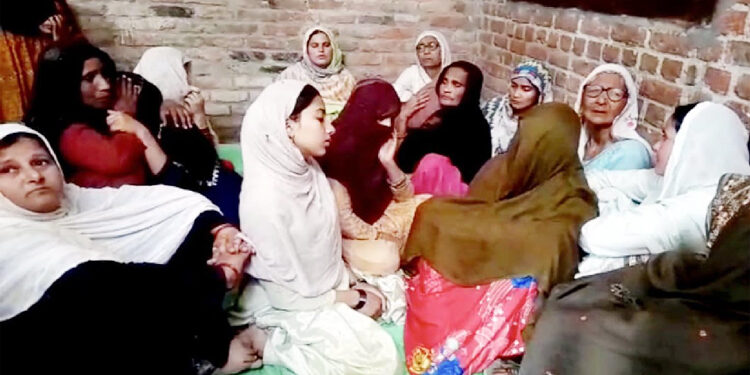 دو سال بعد تحصیل کے عملہ کا جن بوتل سے باہرنکلتے ہی باپ اوربیٹی کوہمیشہ کیلئے لے گیا