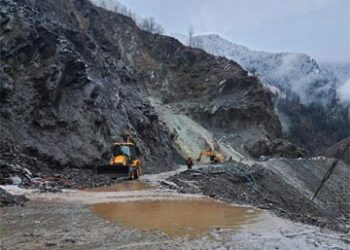 مٹی کے تودے گرنے کے بعد سرینگر جموں شاہراہ پر ٹریفک رات بھر بند