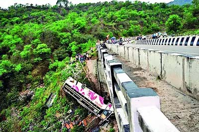 ویشنو دیوی مندر جا رہی یاتریوں کی بس کھائی میں گری، 10افراد کی موت، درجنوں زخمی