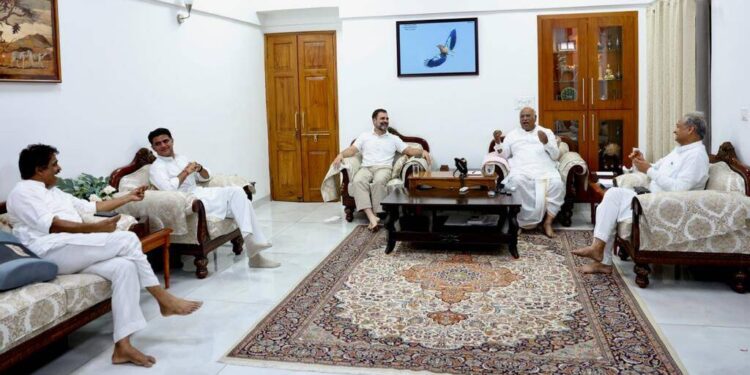 گہلوت، پائلٹ متحد ہوکر الیکشن لڑیں گے : کانگریس