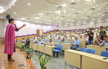 آئی آئی ٹی دہلی میں منعقد ہونے والے خصوصی سمر کیمپ کا آتشی کے ہاتھوں افتتاح