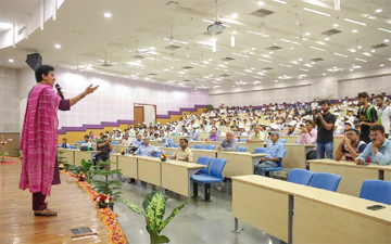 آئی آئی ٹی دہلی میں منعقد ہونے والے خصوصی سمر کیمپ کا آتشی کے ہاتھوں افتتاح