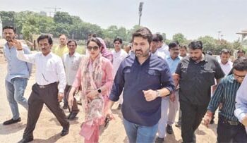 آل محمد اقبال ڈپٹی میئرایم سی ڈی اور چیئرپرسن کوثر جہاں  نے دہلی کے رام لیلا میدان میں حج کیمپ کا معائنہ کیا