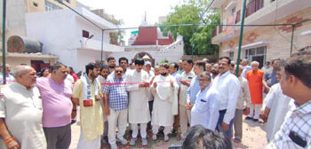 ممبر اسمبلی مقامی لوگوں کے ساتھ دھرم شالہ کے سنگ بنیاد کا افتتاح کرتے ہوئے(ایس این بی)