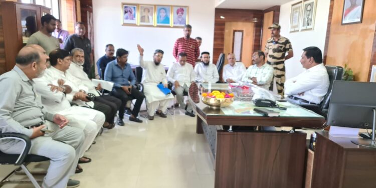 ماموں بھانجہ گراؤنڈ کو گارڈن میں تبدیلی کے خلاف رضا اکیڈمی کے وفد اور عمائدین شہر کی میونسپل کمشنر سے ہنگامی میٹنگ