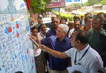 وزیر ٹرانسپورٹ نےبس کیو شیلٹر میں جدید ترین نئے روٹ میپ کا افتتاح کیا