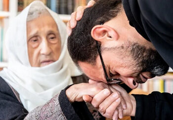 ماں کا احترام ہر بچے کی ذمہ داری