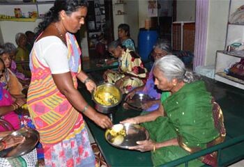 اولڈیج ہوم بزرگوں کو روٹی دے سکتے ہیں خوشی نہیں