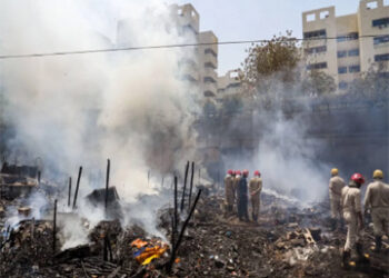 شاستری پارک میں بلند مسجد کے پاس زبردست آتشزدگی، کئی جھونپڑیاں خاکستر، پورا علاقہ کیا گیا خالی